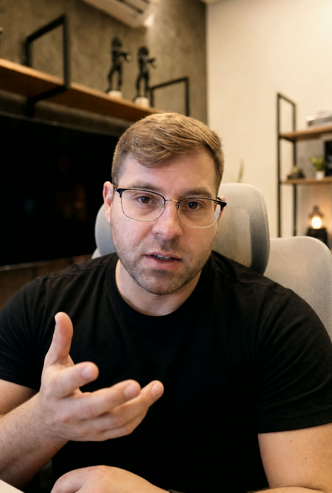João Renan em atendimento, falando diretamente com a câmera.